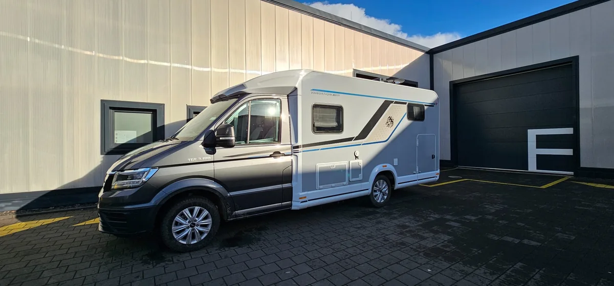 Knaus teilintegriertes Wohnmobil auf MAN TGE Basis vor der CANFORCE Werkstatt