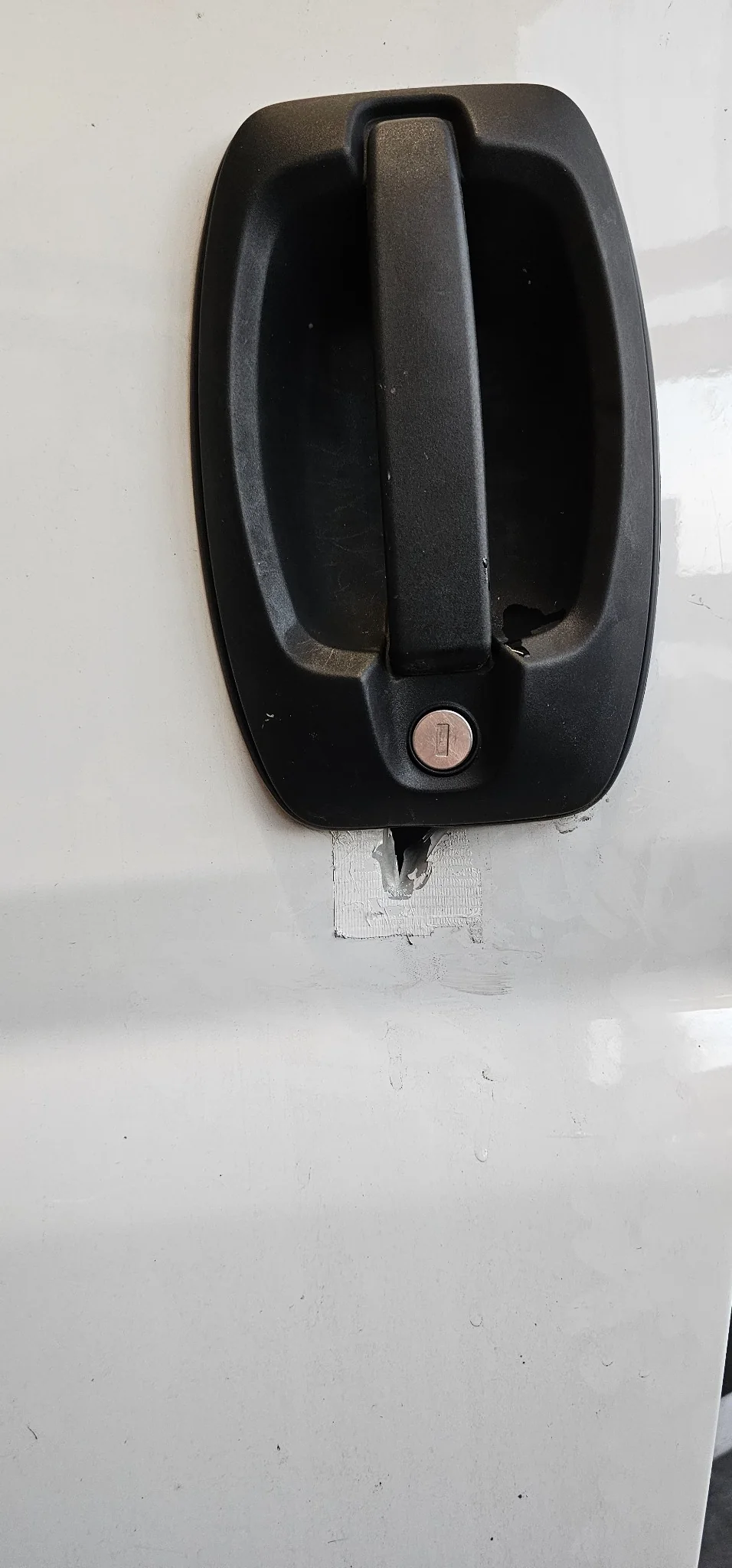 Aufgebrochene Fahrertür an einem Wohnmobil