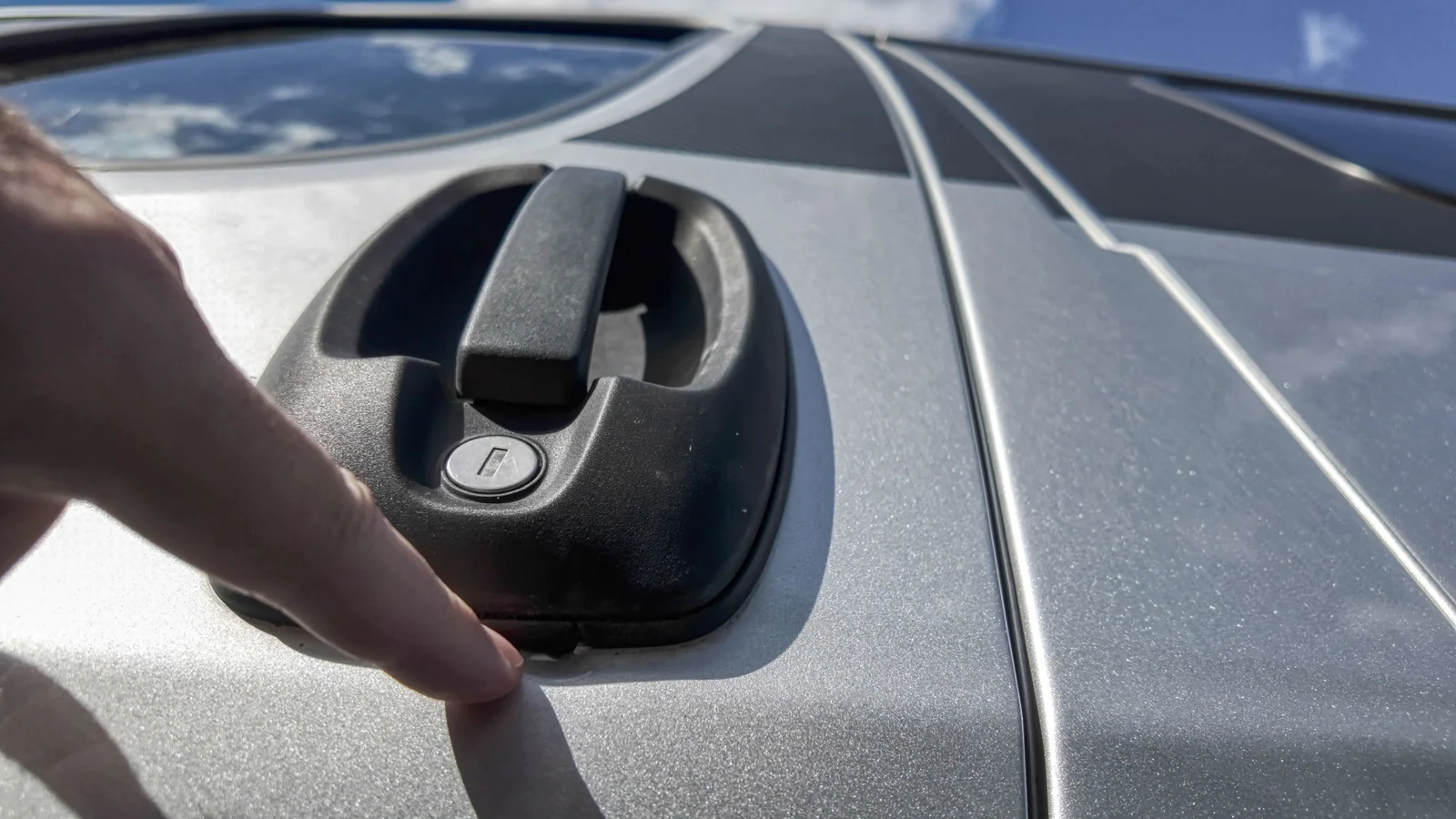 Türschaden nach Einbruchsversuch am Wohnmobil