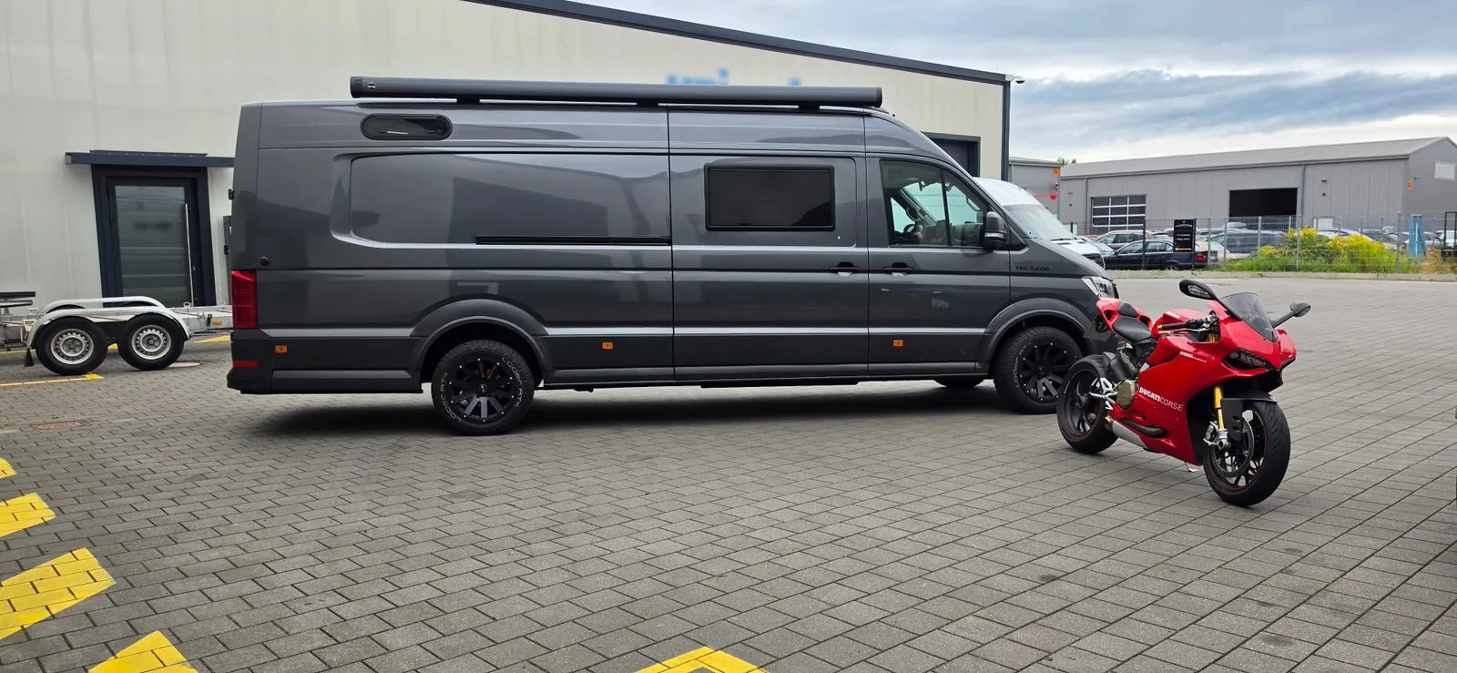 VR Motorhomes Sonderfahrzeug zum Motorradtransport mit Pandora Sicherheitstechnik bei CANFORCE