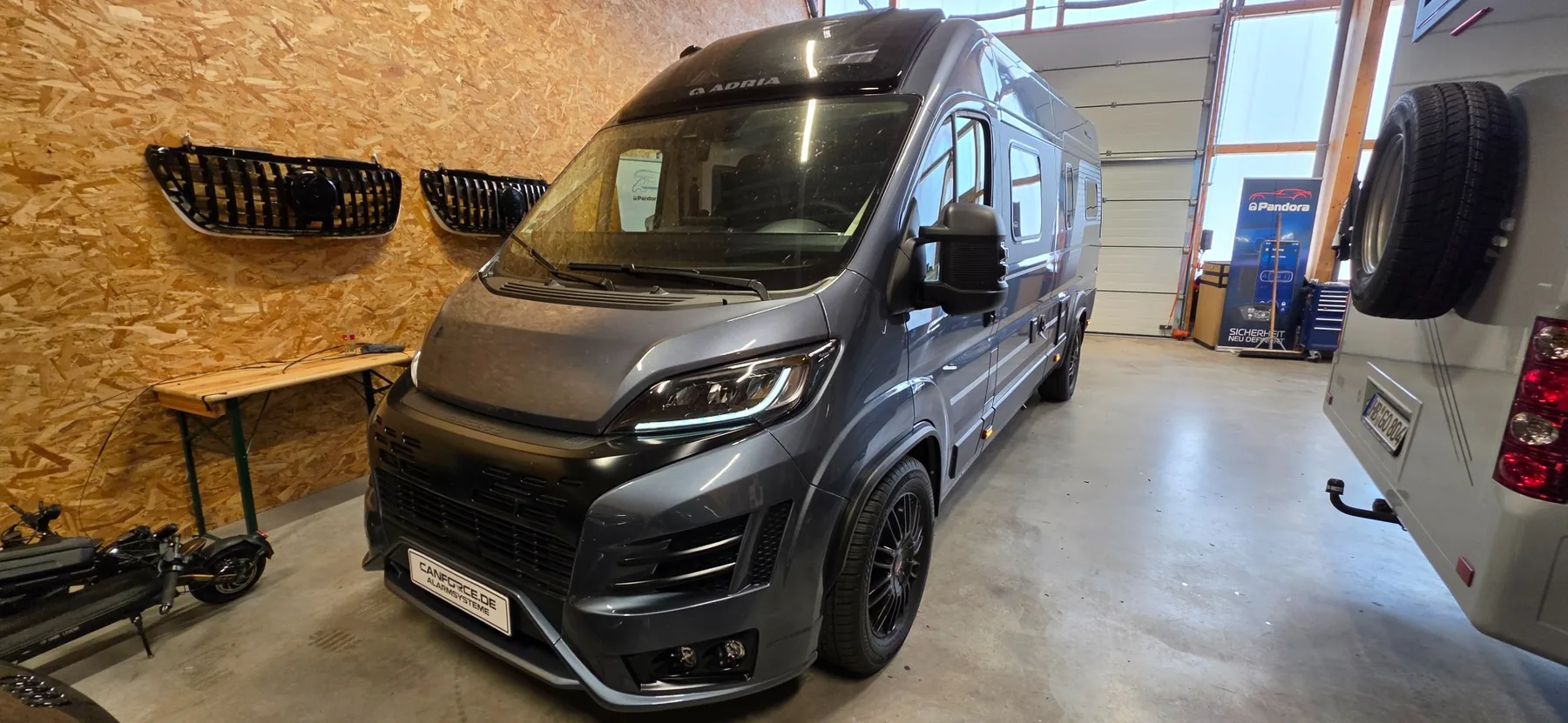 Adria SGX 640 2027 mit Fiat Ducato · Pandora Camper Pro V2 Alarmanlage von CANFORCE