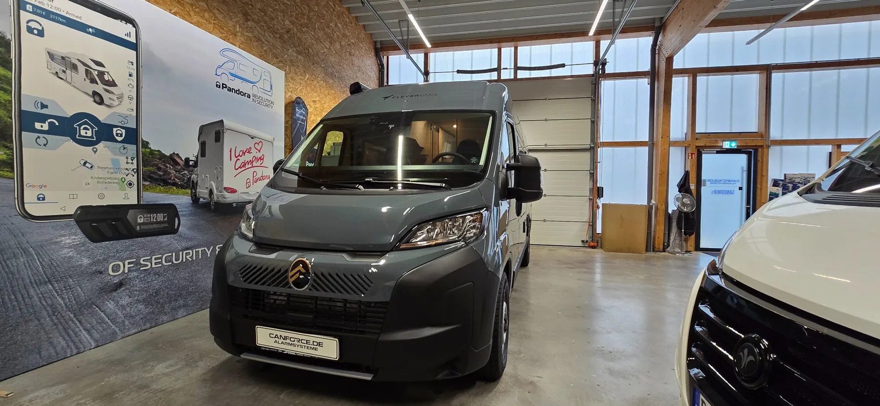 Clevervans #Vanlifeer Kastenwagen Wohnmobil auf Citroën Jumper Automatik mit Pandora Camper Pro V2 Alarmanlage von CANFORCE