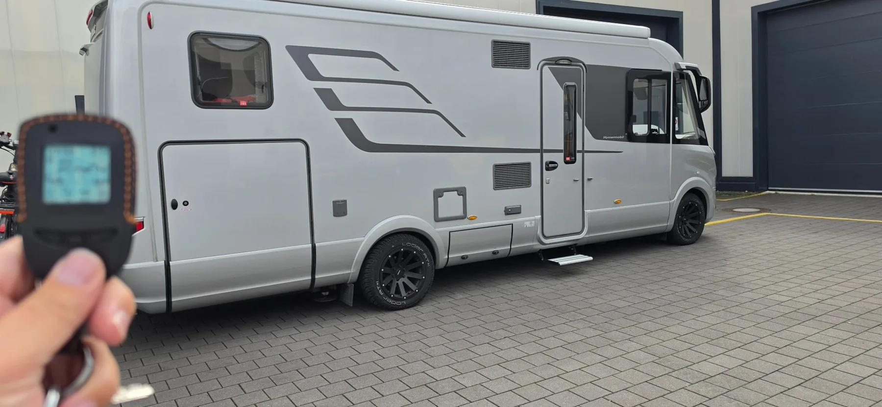 HYMER B-MC I 680 mit Mercedes Sprinter · Pandora Camper Pro V2 Alarmanlage von CANFORCE