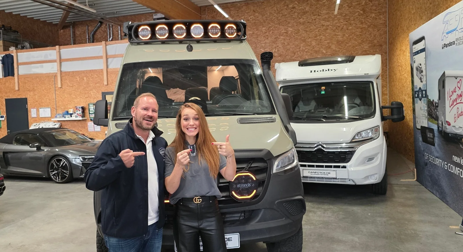 Sven Sandomir und Anja Kallenbach bei CANFORCE vor einem Reisemobil